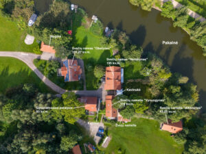 PARDUODAMAS PELNINGAS KAIMO TURIZMO VERSLAS – 6 AUTONOMINIŲ PASTATŲ KOMPLEKSAS SU 1,39 HA SKLYPAIS PRIE PAKALNĖS UPĖS (Pakalnės k., Pakalnės g. 64)